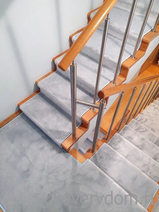 Однотонная ковровая дорожка U-181 с укладкой на лестницу Однотонная ковровая дорожка U-181 с укладкой на лестницу