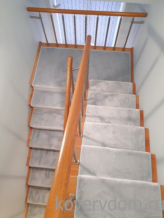 Однотонная ковровая дорожка U-181 с укладкой на лестницу Однотонная ковровая дорожка U-181 с укладкой на лестницу