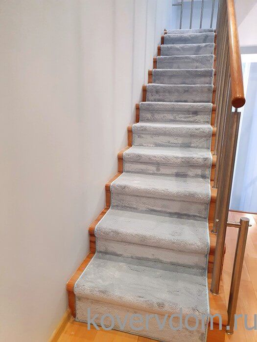 Однотонная ковровая дорожка U-181 с укладкой на лестницу Однотонная ковровая дорожка U-181 с укладкой на лестницу