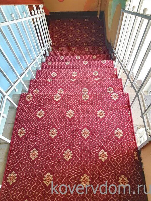 Полушерстяное ковровое покрытие SIDNEY ROSE с укладкой на лестницу