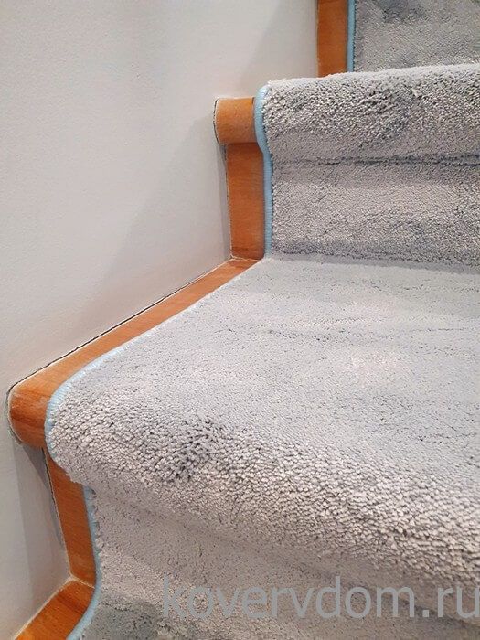 Однотонная ковровая дорожка U-181 с укладкой на лестницу Однотонная ковровая дорожка U-181 с укладкой на лестницу