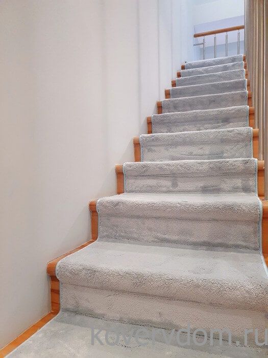 Однотонная ковровая дорожка U-181 с укладкой на лестницу Однотонная ковровая дорожка U-181 с укладкой на лестницу