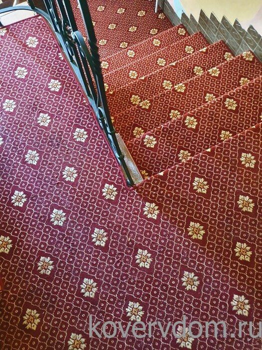 Полушерстяное ковровое покрытие SIDNEY ROSE с укладкой на лестницу