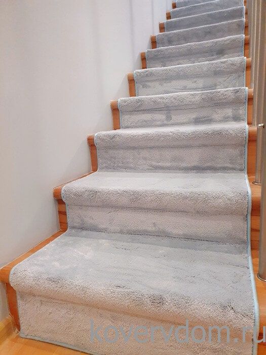 Однотонная ковровая дорожка U-181 с укладкой на лестницу Однотонная ковровая дорожка U-181 с укладкой на лестницу