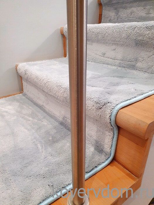 Однотонная ковровая дорожка U-181 с укладкой на лестницу Однотонная ковровая дорожка U-181 с укладкой на лестницу