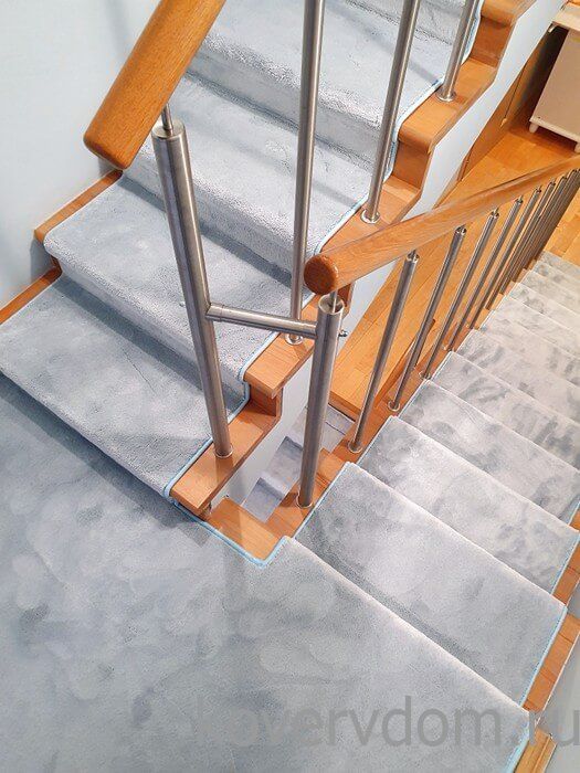 Однотонная ковровая дорожка U-181 с укладкой на лестницу Однотонная ковровая дорожка U-181 с укладкой на лестницу