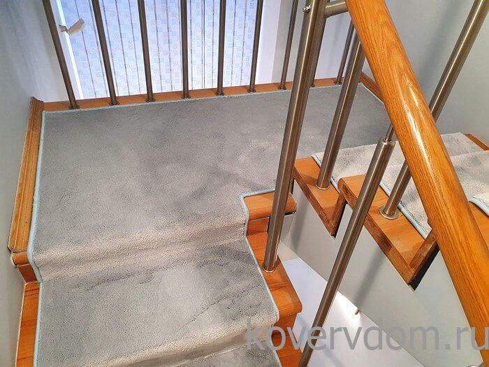 Однотонная ковровая дорожка U-181 с укладкой на лестницу Однотонная ковровая дорожка U-181 с укладкой на лестницу