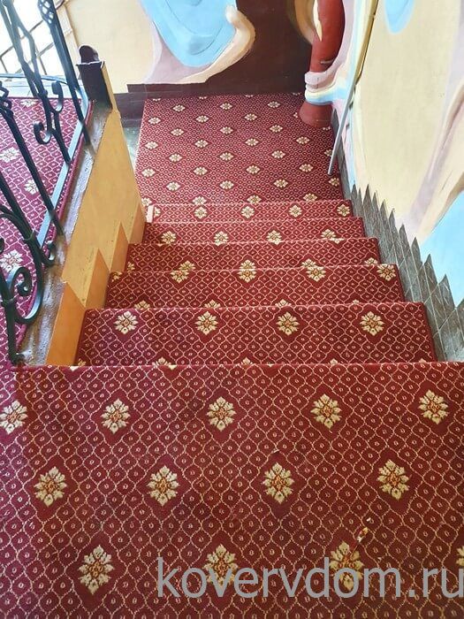 Полушерстяное ковровое покрытие SIDNEY ROSE с укладкой на лестницу