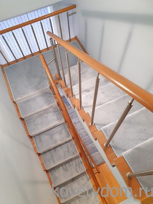 Однотонная ковровая дорожка U-181 с укладкой на лестницу Однотонная ковровая дорожка U-181 с укладкой на лестницу